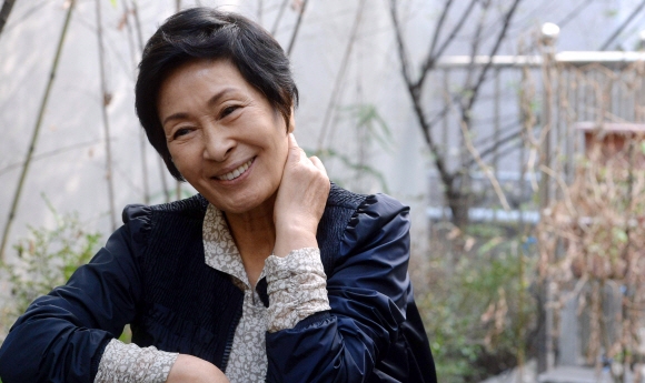 1년여 만에 연극 무대에 서는 김혜자는 “무대에서 생각대로 기막히게 표현될 때 속에서 기쁨 같은 게 용솟음친다”며 “관객들이 제 연기에 집중해줄 때 맡은 역에 더 집중해 제가 원하는 연기를 하는 것 같다”고 말했다. 이종원 선임기자 jongwon@seoul.co.kr