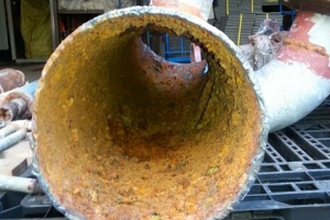 수돗물서 녹물 ‘줄줄’… 교체 시급