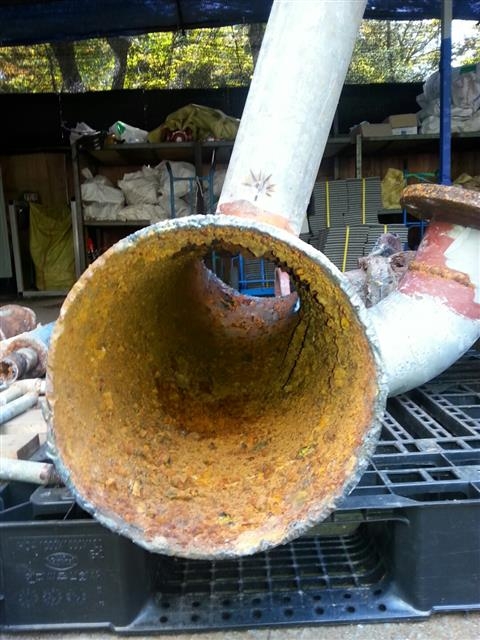 경기 부천시 중동신도시 내 사랑마을에서 최근 철거한 아연도강관 재질의 급수관. 