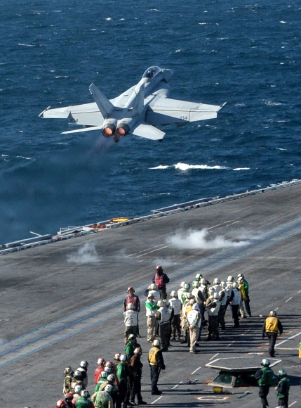 28일 서남해 공해상을 항해 중인 미국 항공모함 로널드 레이건호 갑판에서 F-18 호넷 전투기가 임무 수행을 위해 이륙하고 있다. 연합뉴스