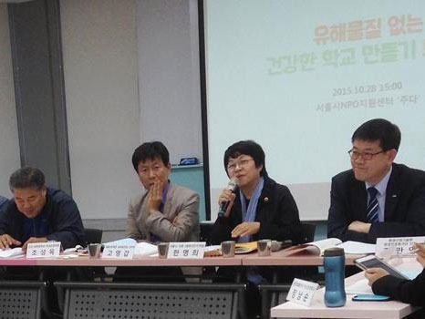 한명희 서울시의원(오른쪽 두 번째)이 28일 서울시 NPO지원센터에서 열린 ‘유해물질 없는 건강한 학교 만들기 토론회’에서 관련 조례 개정 등 제도적 지원을 약속하고 있다.   사진 서울시의회 제공.