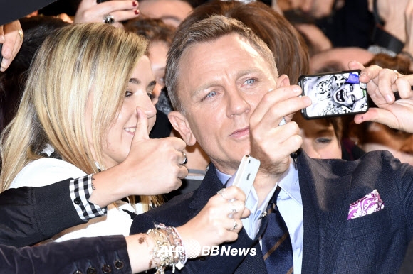 배우 다니엘 크레이그가 29일(현지시간) 프랑스 파리에서 열린 영화 ‘007 스펙터’ 프랑스 프리미어 행사에 참석해 팬과 함께 셀피를 찍고 있다. ⓒ AFPBBNews=News1