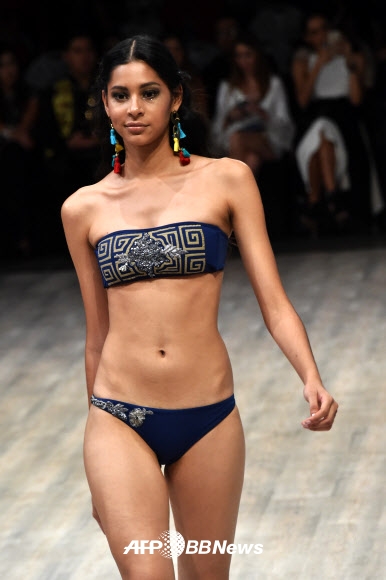 29일(현지시간) 파나마의 수도 파나마시티에서 열린 ‘파나마 패션 위크’에서 디자이너 Paola Arguello의 작품을 모델이 선보이고 있다. ⓒ AFPBBNews=News1