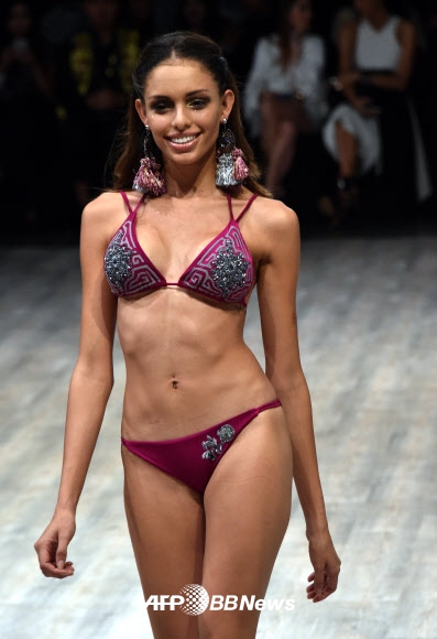 29일(현지시간) 파나마시티에서 열린 ‘파나마 패션 위크’에서 디자이너 Paola Arguello의 작품을 모델이 선보이고 있다. ⓒ AFPBBNews=News1