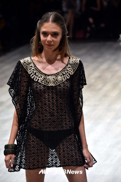 29일(현지시간) 파나마시티에서 열린 ‘파나마 패션 위크’에서 디자이너 Paola Arguello의 작품을 모델이 선보이고 있다. ⓒ AFPBBNews=News1