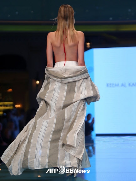29일(현지시간) 아랍에미리트 두바이에서 열린 ‘보그 패션 두바이 익스피리언스’행사에서 진행된 패션쇼에서 한 여성이 사우디아라비아 출신 디자이너 림 알 칸할의 기성복 컬렉션 작품을 선보이고 있다. ⓒ AFPBBNews=News1
