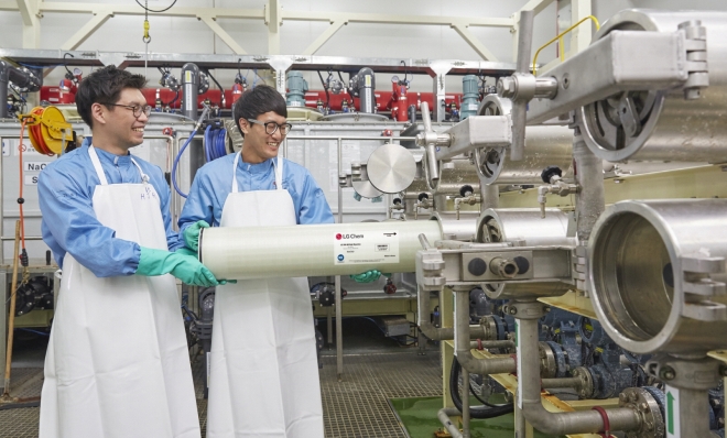충북 청주시에 위치한 LG화학 RO필터 공장에서 직원들이 제품을 테스트하고 있다.  LG화학 제공