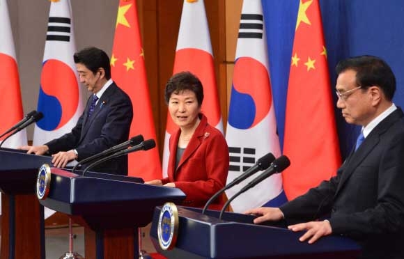 박근혜 대통령이 1일 오후 청와대 춘추관에서 열린 한일중 정상회의 공동기자회견에서 발언하고 있다. 2015. 11. 1 안주영 기자 jya@
