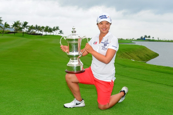 김세영이 1일 중국 하이난섬에서 열린 미여자프로골프(LPGA) 투어 블루베이 LPGA 대회에서 우승을 차지하고서 트로피를 든 채 환하게 웃고 있다. AFP 연합뉴스