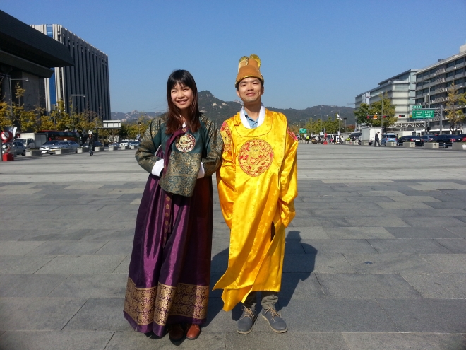 서울 광화문광장에 2일 대만에서 온 남녀 대학생이 한복입기 체험을 하며 기념사진을 찍고 있다.