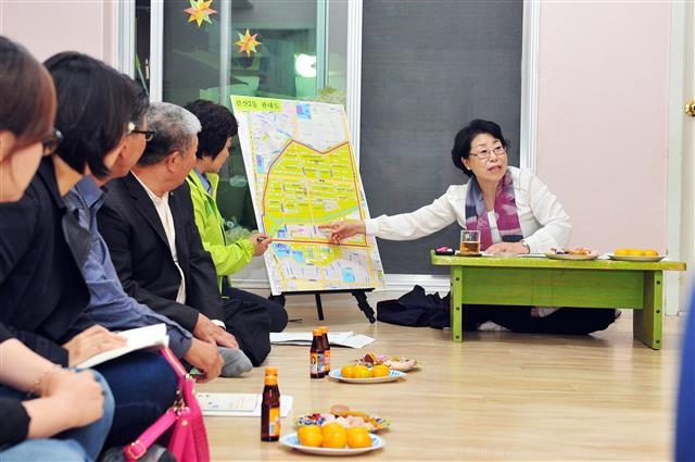 지난달 21일 갈산2동 어린이집에서 가진 주민간담회에 참석한 홍미영 인천 부평구청장이 지역 지도를 가리키며 현안에 대해 설명하고 있다. 부평구 제공