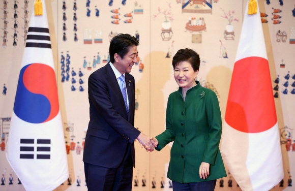 박근혜 대통령과 아베 신조 일본 총리가 2일 청와대에서 취임 후 첫 한·일 정상회담을 하기에 앞서 악수를 하고 있다. 안주영 기자 jya@seoul.co.kr