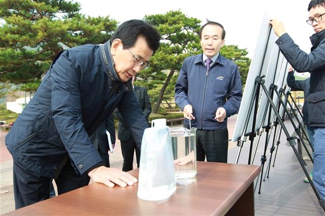 가뭄 피해 확산을 우려한 이시종(왼쪽) 충북지사가 2일 충청권 대표 식수원인 대청댐을 방문, 생활 및 농업용수 공급 상황을 점검하고 있다. 이 지사는 자리를 함께한 한국수자원공사와 한국농어촌공사, 청주시 등 관계기관에 가뭄 대책에 최선을 다해 줄 것을 당부했다. 충북도 제공