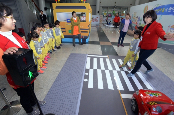 2일 서울 도봉구청 아뜨리움에서 열린 ‘체험형 아동 안전교육’에 참가한 어린이들이 다양한 상황에 대한 안전교육을 받고 있다. 이 교육은 6세 이상 유아 및 초등학교 저학년 지역아동센터 아동이 스스로 위험상황을 인식하고 상황 대처 능력을 키우기 위해 마련됐으며 6일까지 계속된다. 