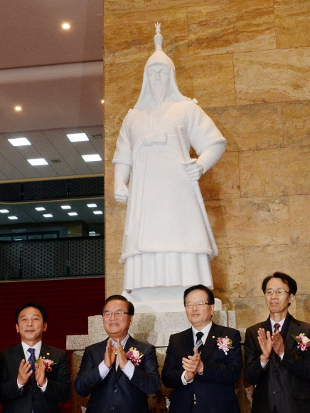 정의화 국회의장을 비롯한 내빈들이 2일 오전 국회 본청 입구에서 새로 제작한 충무공 이순신 장군상 제막식을 마친 뒤 박수를 치고 있다. 왼쪽부터 정의당 정진후 원내대표, 정갑윤 국회부의장, 정 의장, 하도홍 조각가. 김명국 전문기자 daunso@seoul.co.kr