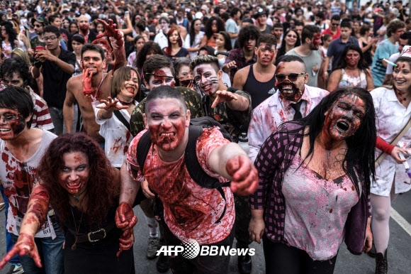 사람들이 2일(현지시간) 브라질 리우데자네이루에 위치한 코파카바나 해변에서 진행된 ‘좀비 워크’ 행사에 참가하고 있다. ⓒ AFPBBNews=News1