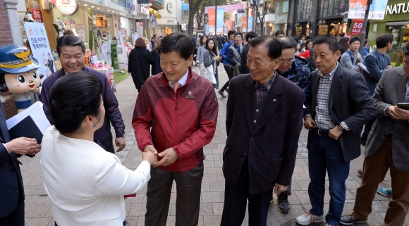 ‘현장행정’을 소중히 하는 최창식 중구청장이 3일 명동에서 주민과 악수하며 직접 지역 현안과 구정 개선방향 등을 듣고 있다. 이언탁 기자 utl@seoul.co.kr