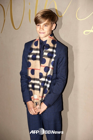 축구스타 데이비드 베컴의 아들 로미오 베컴이 3일(현지시간) 영국 런던에서 열린 버버리 페스티브 필름 행사에 참석해 포즈를 취하고 있다. ⓒ AFPBBNews=News1