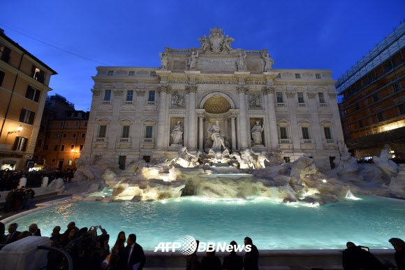 3일(현지시간) 재개장한 이탈리아 로마의 트레비 분수 앞에서 사람들이 사진을 찍고 있다. ⓒ AFPBBNews=News1