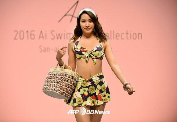 4일(현지시간) 일본 도쿄에서 열린 의류 메이커 ‘아이(Ai)’의 2016 수영복 컬렉션쇼에서 모델이 새로운 작품을 선보이고 있다. ⓒ AFPBBNews=News1