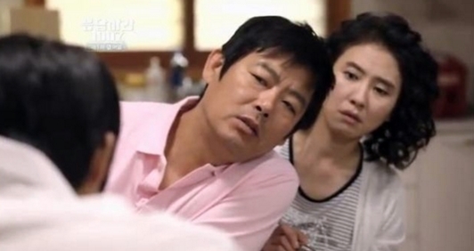 [연예 포스토리 20] 아내 아닌 이일화(오른쪽)에 “사랑해” 고백, 무슨 일?. tvN 화면캡처
