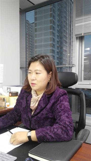 김경희 기획재정부 역외소득·재산 자진신고기획단 부단장이 4일 정부세종청사 사무실에서 해외 재산 자진신고제도에 대해 설명하고 있다. 