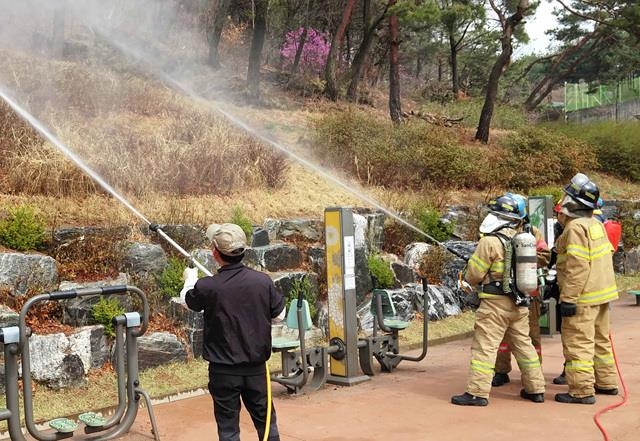 서울 강서소방서와 경찰서, 의용소방대가 봉제산에서 합동 산불 진압훈련을 하고 있다.  강서구 제공