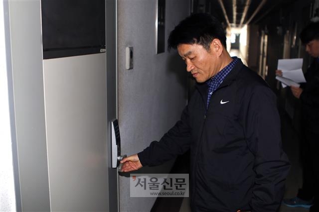 서울 강남구 특별사법경찰관 이진우 팀장이 4일 성매매 업소로 활용되는 것으로 알려진 오피스텔을 긴급히 점검하고자 문을 열려고 하고 있다.