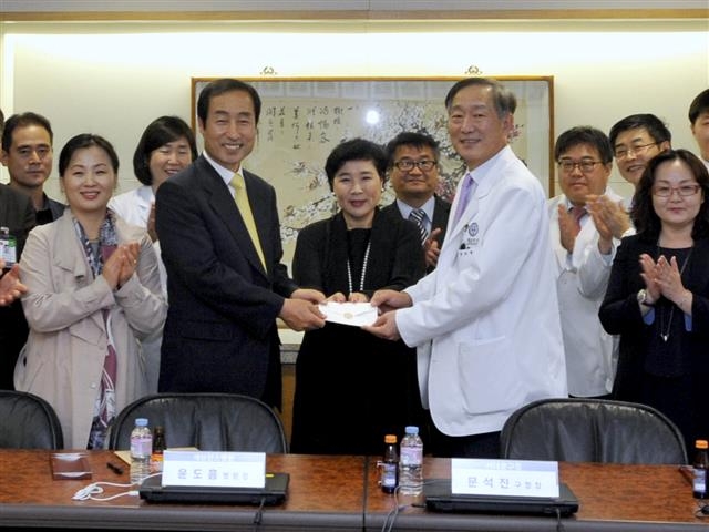 지난달 8일 연세대 세브란스병원 회의실에서 윤도흠(앞줄 오른쪽) 세브란스병원장이 문석진(앞줄 왼쪽) 서대문구청장에게 ‘이야기 담은 빨래방’ 사업을 위한 성금을 기부하고 있다. 