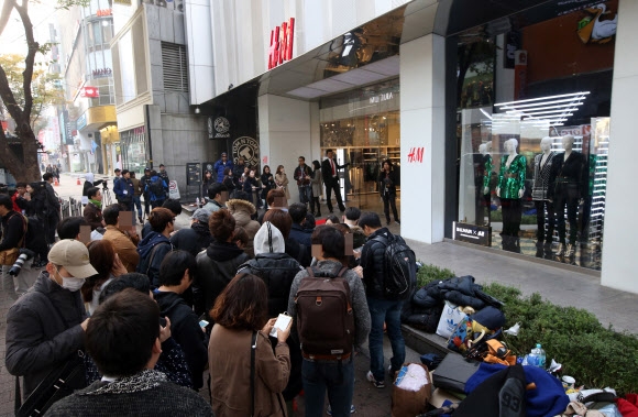 5일 오전 서울 중구 H&M 명동 눈스퀘어점에서 고객들이 SPA 브랜드 H&M이 패션 브랜드 발망과 협업해 만든 한정판 발망 X H&M 컬렉션 상품을 구입하기 위해 줄을 서고 있다. 연합뉴스
