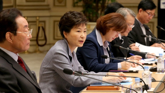 박근혜 대통령이 5일 청와대에서 열린 통일준비위원회 제6차회의를 주재하고 있다.   연합뉴스