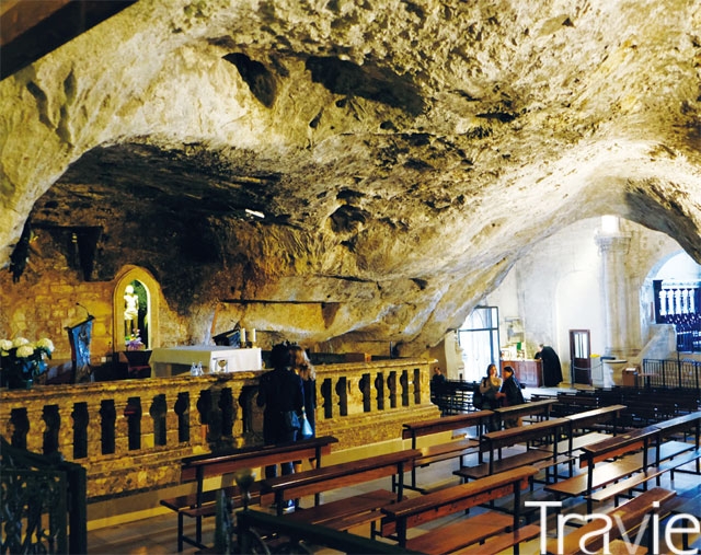 동굴을 그대로 살린 성 미카엘 성당의 예배당
