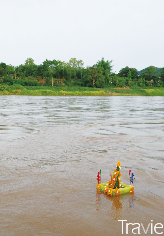 이곳 주민들은 고민이 있을 때면 파삿을 만들어 메콩강으로 나선다. 강 위에 홀로 떠 가는 파삿은 사람들의 걱정도 같이 가져간다
