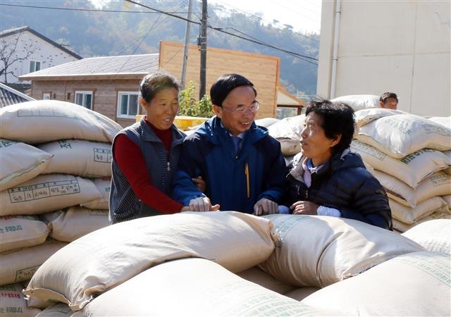심민(가운데) 전북 임실군수가 지난 3일 공공비축미 매입 현장을 방문해 가뭄을 이기고 풍년 농사를 지은 농민들과 대화를 나누고 있다. 임실군 제공