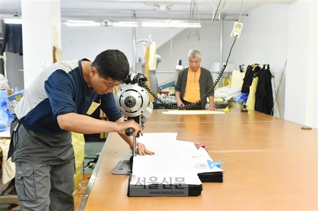 지난 4일 서울 중랑구 면목동의 한 봉제공장에서 직원들이 정성 들여 옷을 만들고 있다.