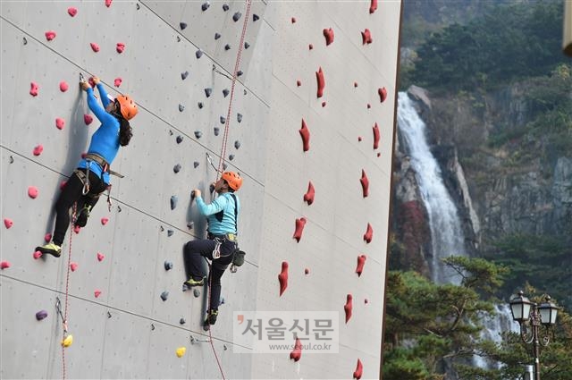 지난달 20일 나진구 중랑구청장이 용마폭포공원에 조성된 ‘중랑 스포츠클라이밍 경기장’에서 암벽등반 시범을 보이고 있다.
