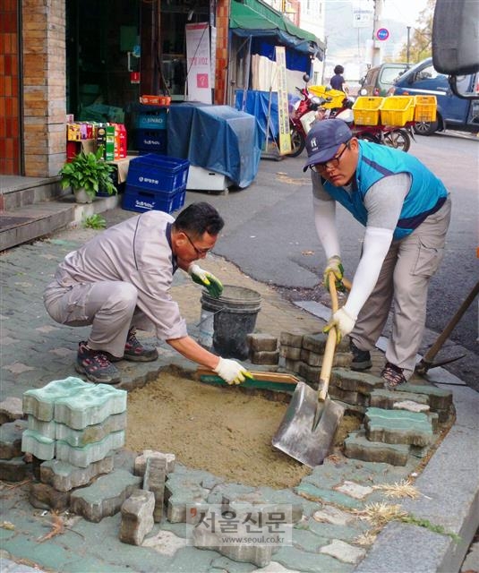 보도 파손에 대한 민원을 접수한 서울 서대문구 민원 기동반이 작업을 하고 있다.