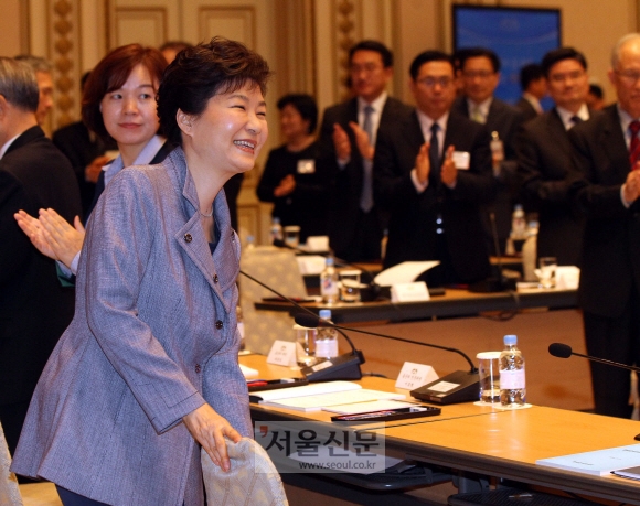 박근혜 대통령이 5일 오전 청와대 영빈관에서 열린 통일준비위원회 제6차 회의에 참석자들의 박수를 받으며 입장하고 있다. 안주영 기자 jya@seoul.co.kr