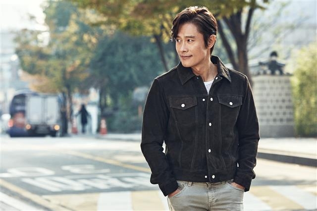 이병헌은 올해 아빠가 됐다. 무엇이라고 표현하지 못할 정도로 신기한 경험이라고 설명한다. 힘든 것을 보여주지 않으려 했던 자신의 부친이 그랬던 것처럼, 아들에게 유머와 위트가 있는 아빠가 되고 싶다고 했다. 쇼박스 제공