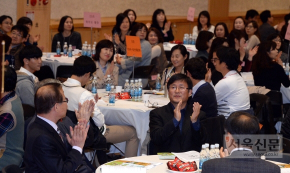 김성환(앞줄 오른쪽) 노원구청장이 구청 대강당에서 열린 노원혁신교육지구 300인 원탁토론회에 참석해 발제를 들은 뒤 참석자들과 박수를 치고 있다. 이언탁 기자 utl@seoul.co.kr