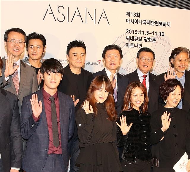영화 영재의 등용문으로 통하는 ‘아시아나국제단편영화제’(AISFF)가 5일 서울 종로구 씨네큐브 광화문에서 개막했다. 개막식에 참석한 박삼구(뒷줄 오른쪽 두 번째) 금호아시아나그룹 회장, 김수천(여섯 번째) 아시아나항공 사장, 손숙(앞줄 오른쪽 첫 번째) 아시아나국제단편영화제 이사장과 영화제 관계자, 배우들이 기념촬영을 하고 있다. 아시아나항공 제공