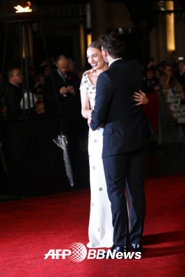 영국 배우 샘 클라플린(오른쪽)과 임신한 아내 영국 여배우 로라 하드독이 5일(현지시간) 런던 중심부에서 열린 영화 ‘헝거게임: 더 파이널(The Hunger Games: Mockingjay Part 2)’ UK 시사회에 참석해 포즈를 취하고 있다.<br>ⓒ AFPBBNews=News1