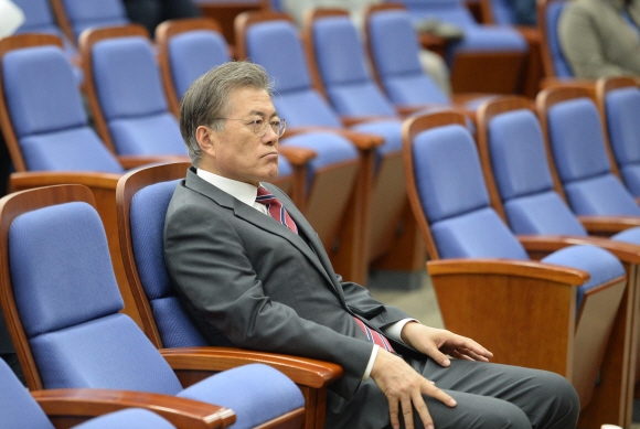 새정치연합은 6일 국회에서 의원총회를 열고 국회정상화등 현안에 대하여 논의했다. 문재인대표가 생각에 잠겨있다.  김명국 전문기자 daunso@seoul.co.kr