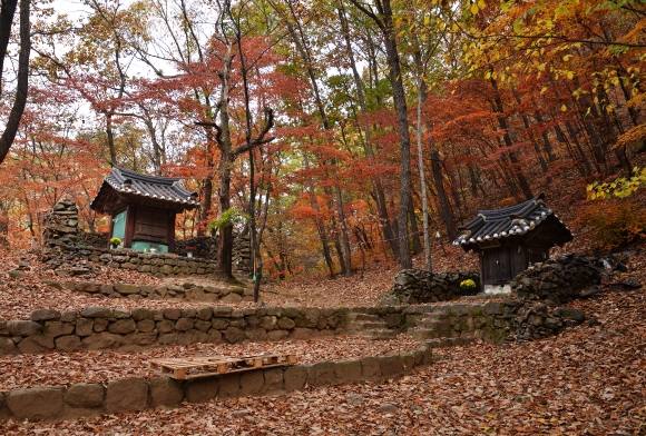 단산면 단곡리의 두레골 서낭당. 왼쪽이 금성대군 사당, 오른쪽은 산신각이다.