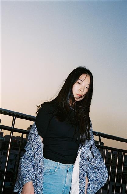 김사월은 소속 회사가 없다. 매니저도 없다. 공연 포스터도 직접 붙이러 다닌다. 노래 창작에서부터 앨범 녹음, 홍보까지 손수하는, 말하자면 자립형 음악 생산자다.  김사월 제공 