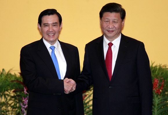 시진핑(오른쪽) 중국 국가주석과 마잉주 전 대만 총통이 지난 7일 싱가포르 샹그릴라호텔에서 1949년 분단 이후 66년 만에 이뤄진 정상회담에 앞서 웃으며 악수하고 있다. 싱가포르 AP 연합뉴스 
