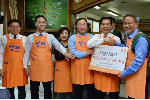 박래학 서울시의회 의장(왼쪽 다섯번째)이 9일 동대문구 답십리동 다일공동체밥퍼나눔운동본부에서 배식봉사를 하고 시의회 자선전시회 수익금을 최일도 목사에게 전달하고 있다. 좌로부터 서울시의회 장흥순 의원, 전철수 환경수자원 위원장, 김미경 도시계획관리위원장, 김인호 부의장, 박의장, 최일도 목사.   사진 서울시의회 제공.