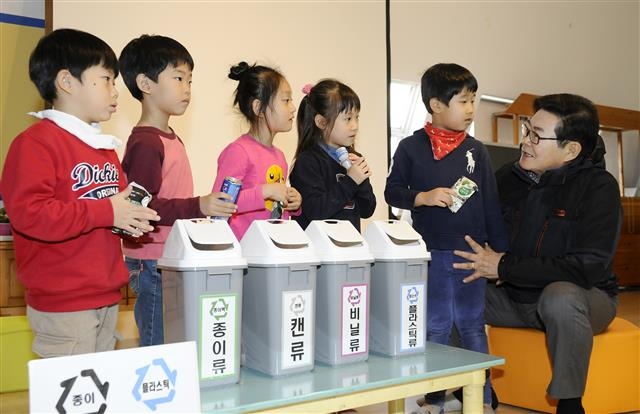 9일 김기동(오른쪽) 광진구청장이 구의동 H유치원을 방문해 원생들에게 쓰레기 분리배출 방법을 알려주고 있다. 광진구 제공