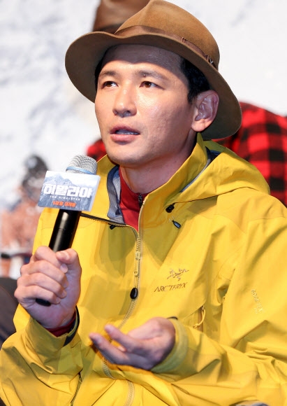 영화 ‘히말라야’에서 엄홍길 대장 역할을 맡은 배우 황정민이 9일 제작 보고회에서 산악인 복장으로 취재진의 질문에 답하고 있다. 연합뉴스