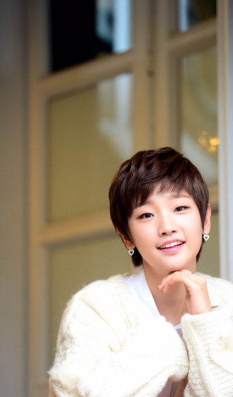 학생 때는 언어와 역사 쪽 공부에 흥미를 느끼지 못했다는 박소담은 “지금은 외국어 연기를 자주 하고 있다“며 웃었다. ‘경성학교: 사라진 소녀들’에서는 일본어를, 이번 ‘검은 사제들’에서는 중국어, 독일어, 라틴어 연기까지 한꺼번에 해야 했다. 강성남 선임기자 snk@seoul.co.kr